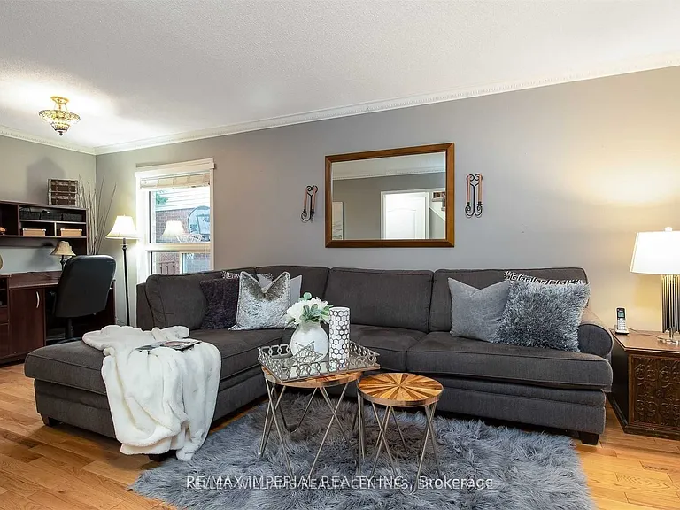 453 Heddle Cres — Photo 3