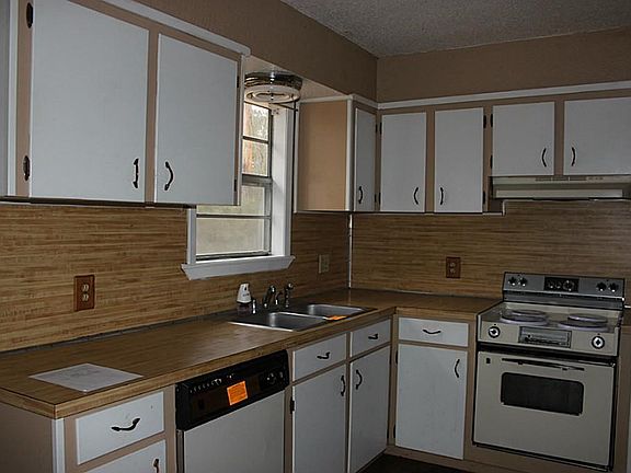 Another view of the kitchen.