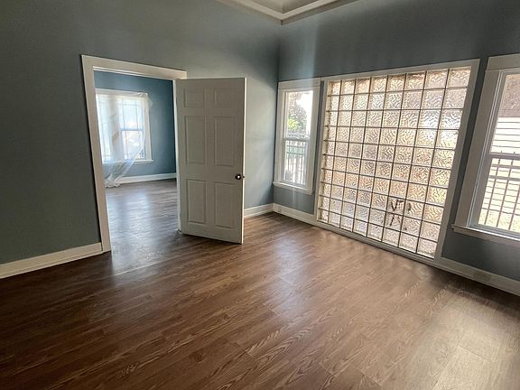4th image of 310 E Oak St #314
