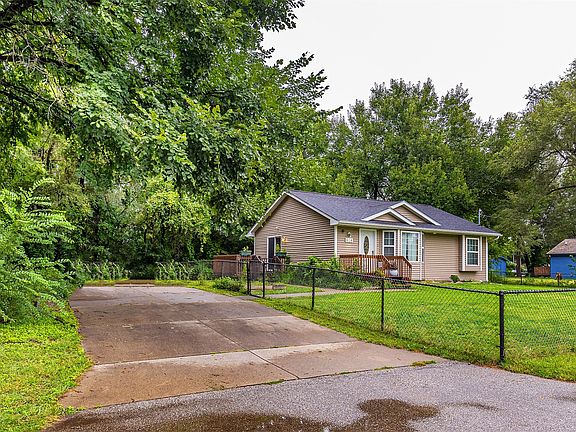 5th image of 624 SE 8th St