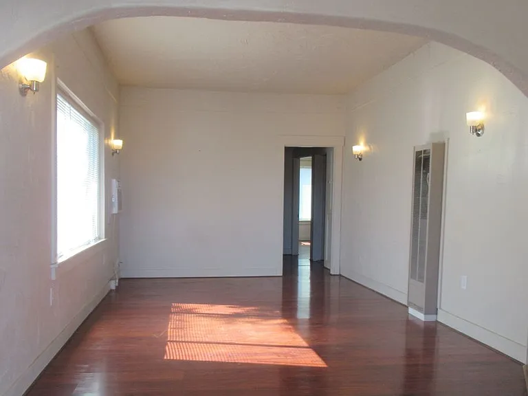 257 S Shasta St — Photo 2