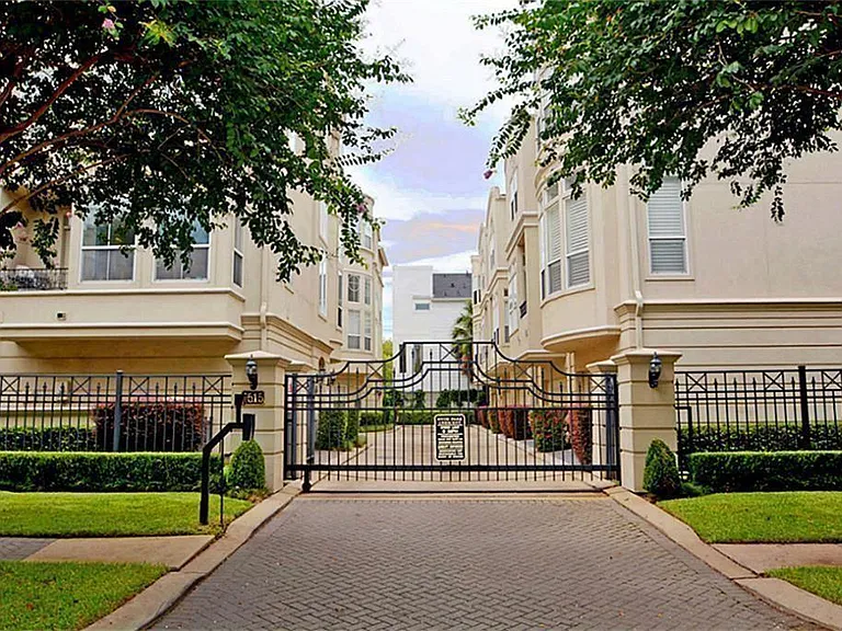 1515 Hyde Park Blvd #39 — Photo 35