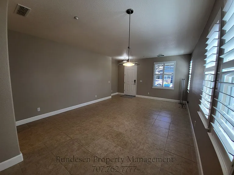 1727 Southgate Dr — Photo 3