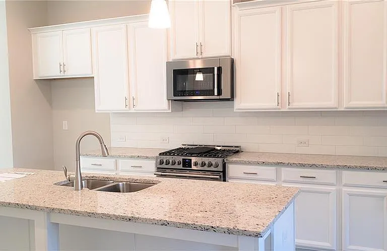2695 Queenstown St — Photo 7