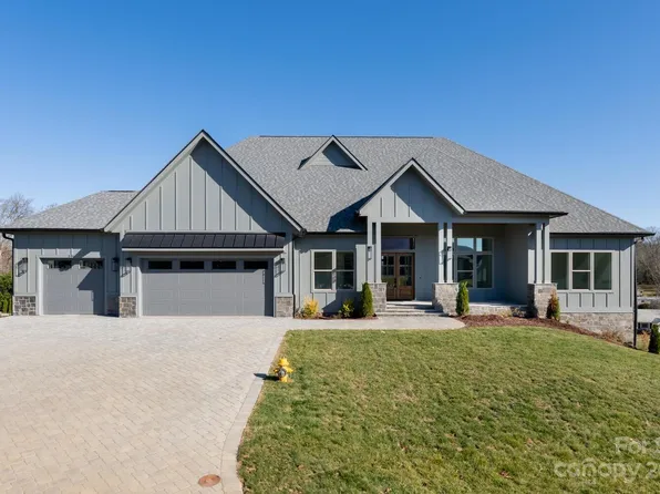 591 Daniel Circle Dr, Mills River, NC 28759