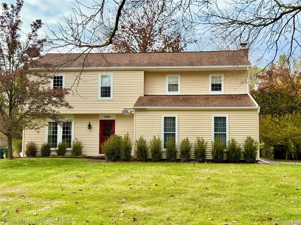 1295 W Fairview Ln, Rochester Hills, MI 48306
