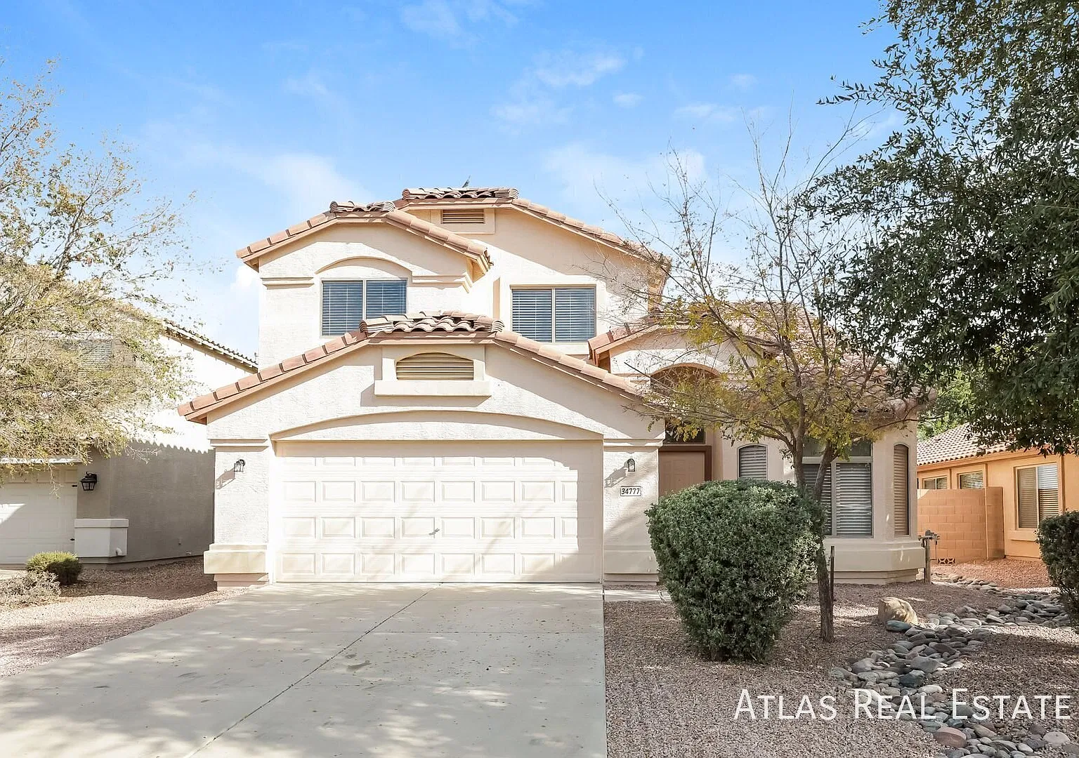 Spectacular 4 Bedroom 2.5 Bath home located in San Tan Valley featuring a large backyard! — Photo 1