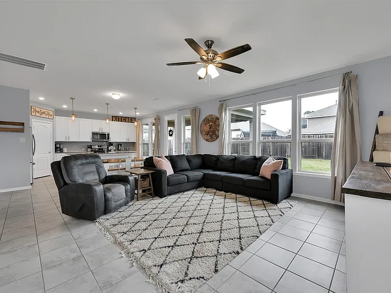 1127 Littleton Ct — Photo 11