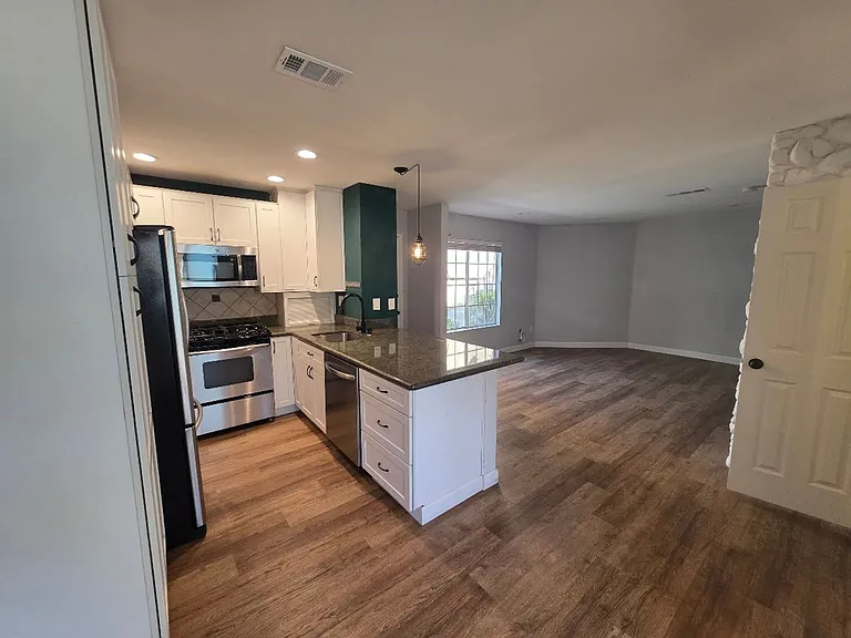 436 Lime Ave #4 — Photo 1