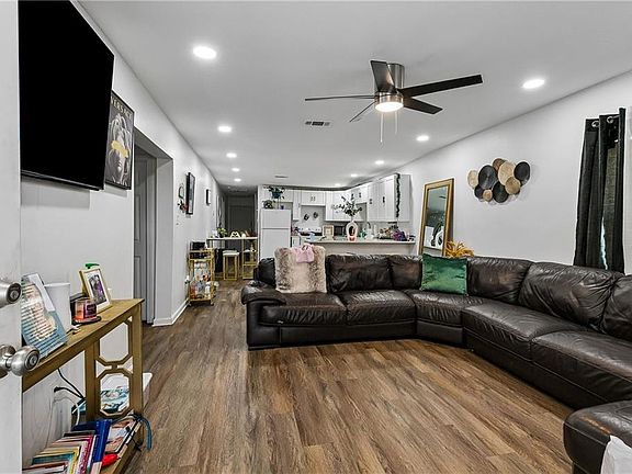 3rd image of 1700 Pailet Ave