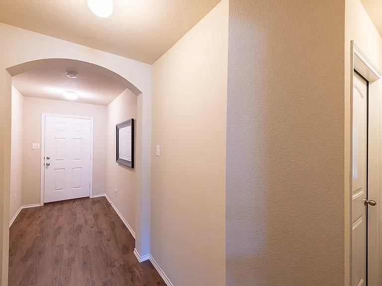 2126 Shady Glen Trl — Photo 2