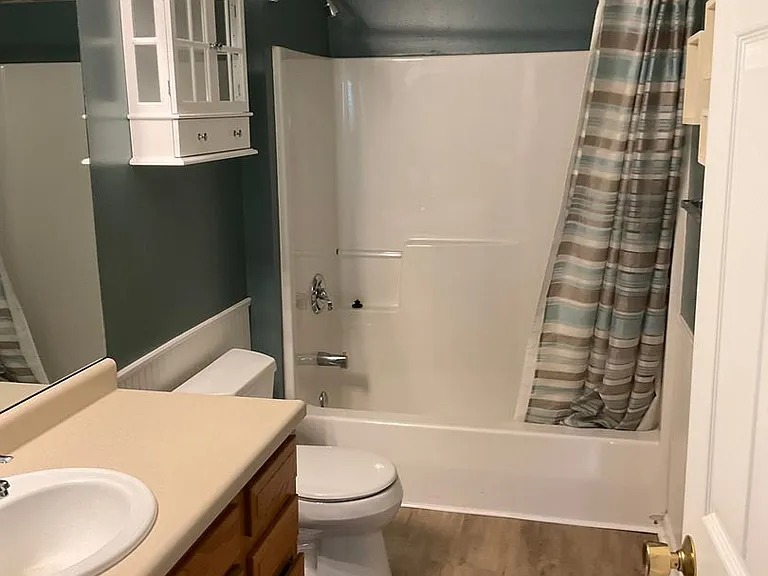 1049 Royal Dr — Photo 38