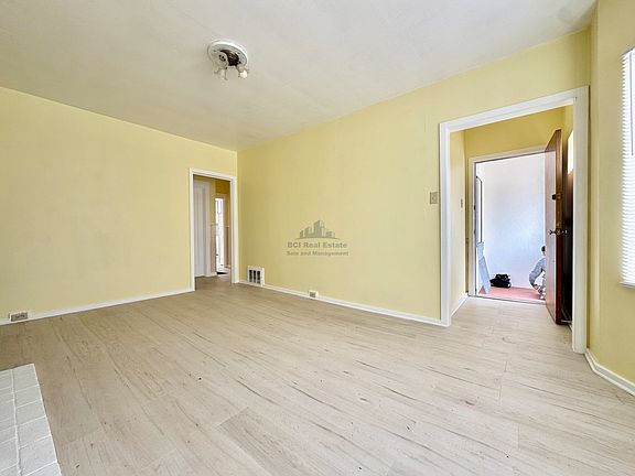 5th image of 146 Laura St