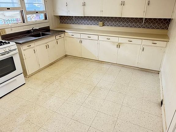 4th image of 3302 Hinano St