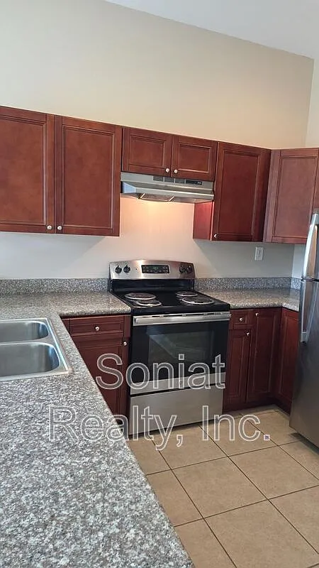 2 bed, 1.0 bath, 785 sqft, $1,325 — Photo 3