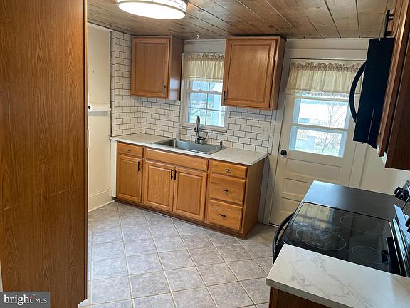 3rd image of 212 Main St