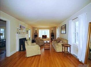 36 Mitchell Rd, Port Washington, NY 11050