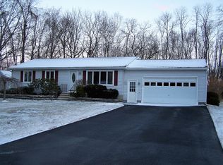 16 Meadowbrook Pl, Voorheesville, NY 12186