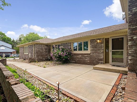 4th image of 5160 Hill Valley Dr