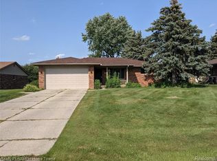 28709 Sunray Ct, Chesterfield, MI 48047