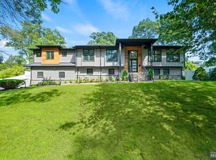 346 Maplewood Dr, Paramus, NJ 07652