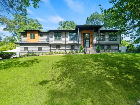 346 Maplewood Dr, Paramus, NJ 07652