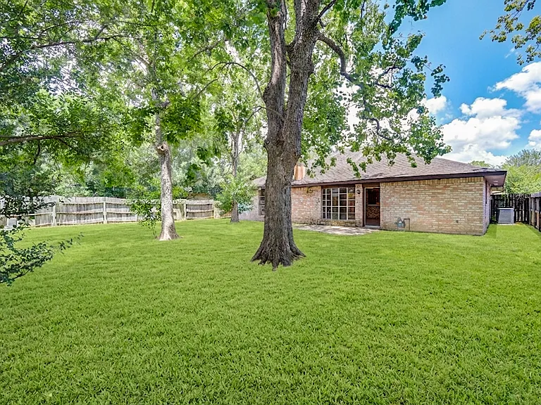 2427 Ridgemont Dr — Photo 5