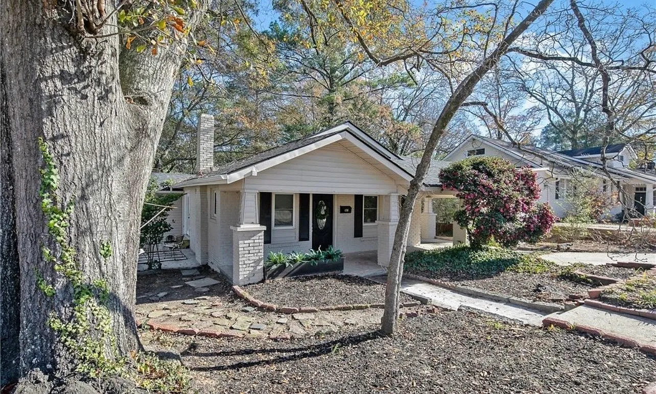 3 bed, 1093 sqft, $2,200 — Photo 1