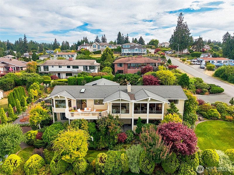 2nd image of 5017 33rd Avenue W