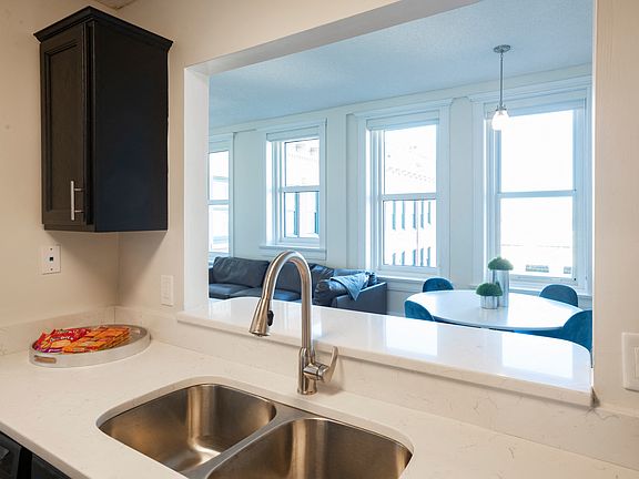 Spacious Kitchens with fully upgraded fixtures