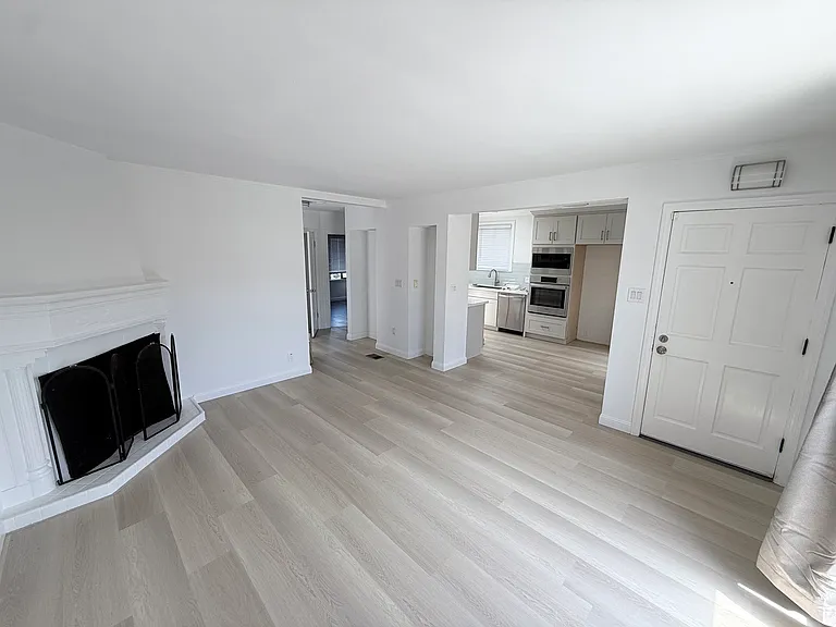 648 Sweeny St — Photo 4