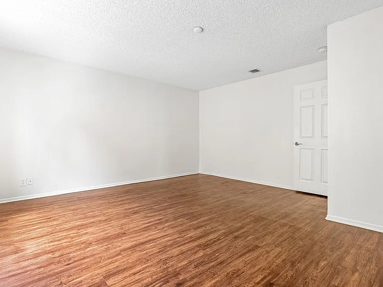 Monrovia Villas Apartments — Photo 21