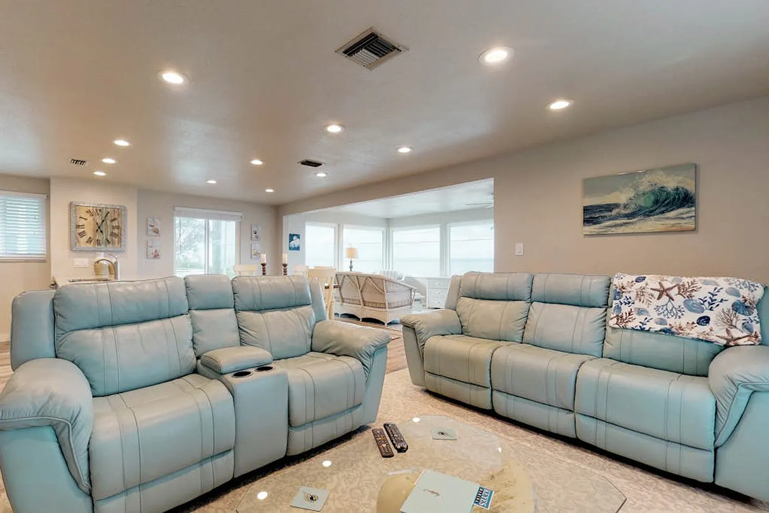 2 bed, 1.0 bath, 893 sqft, $10,260 — Photo 4