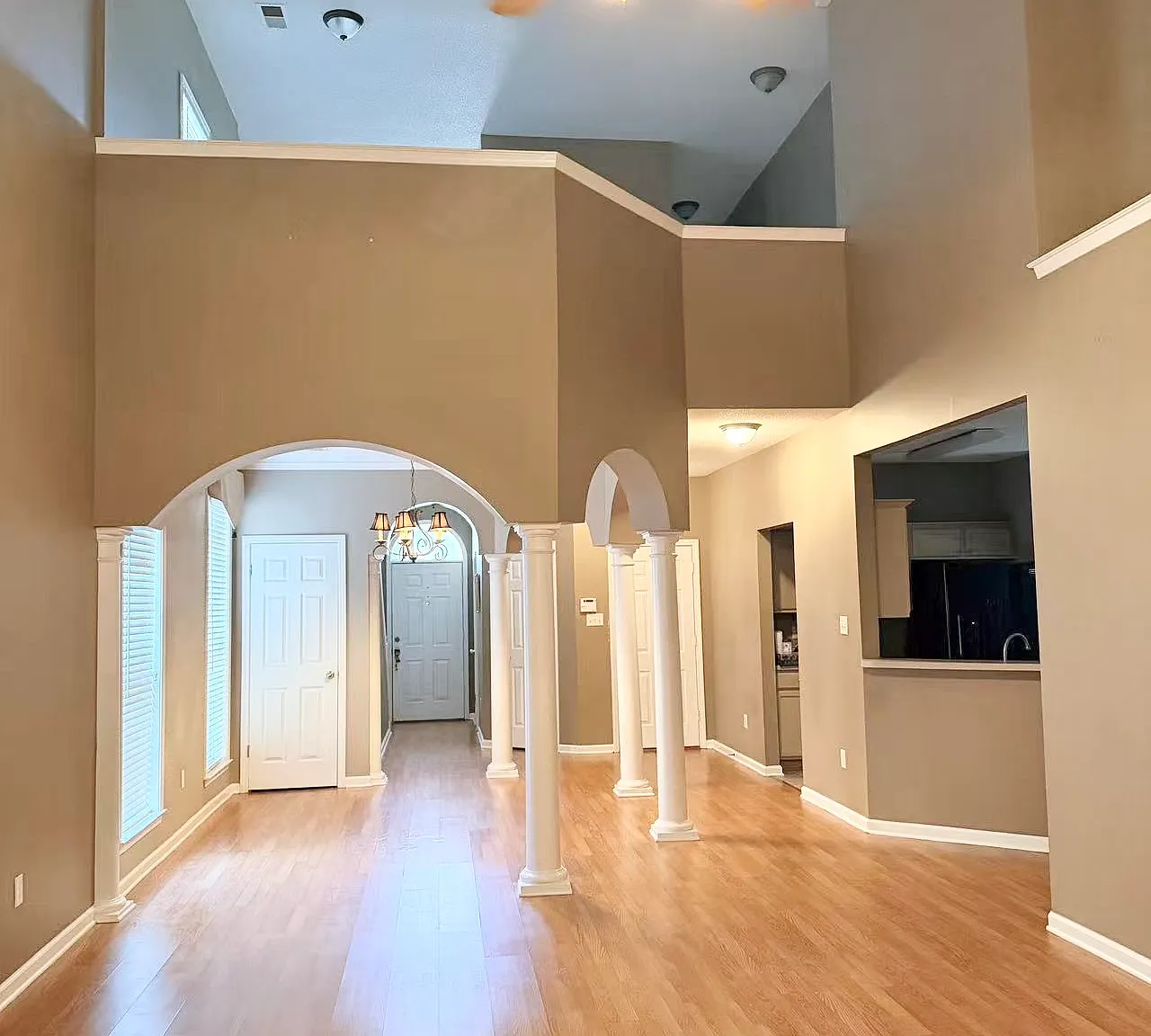 3 bed, 2.5 bath, 2105 sqft, $1,995 — Photo 3