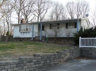 40 Tall Tree Ln, Rocky Point, NY 11778