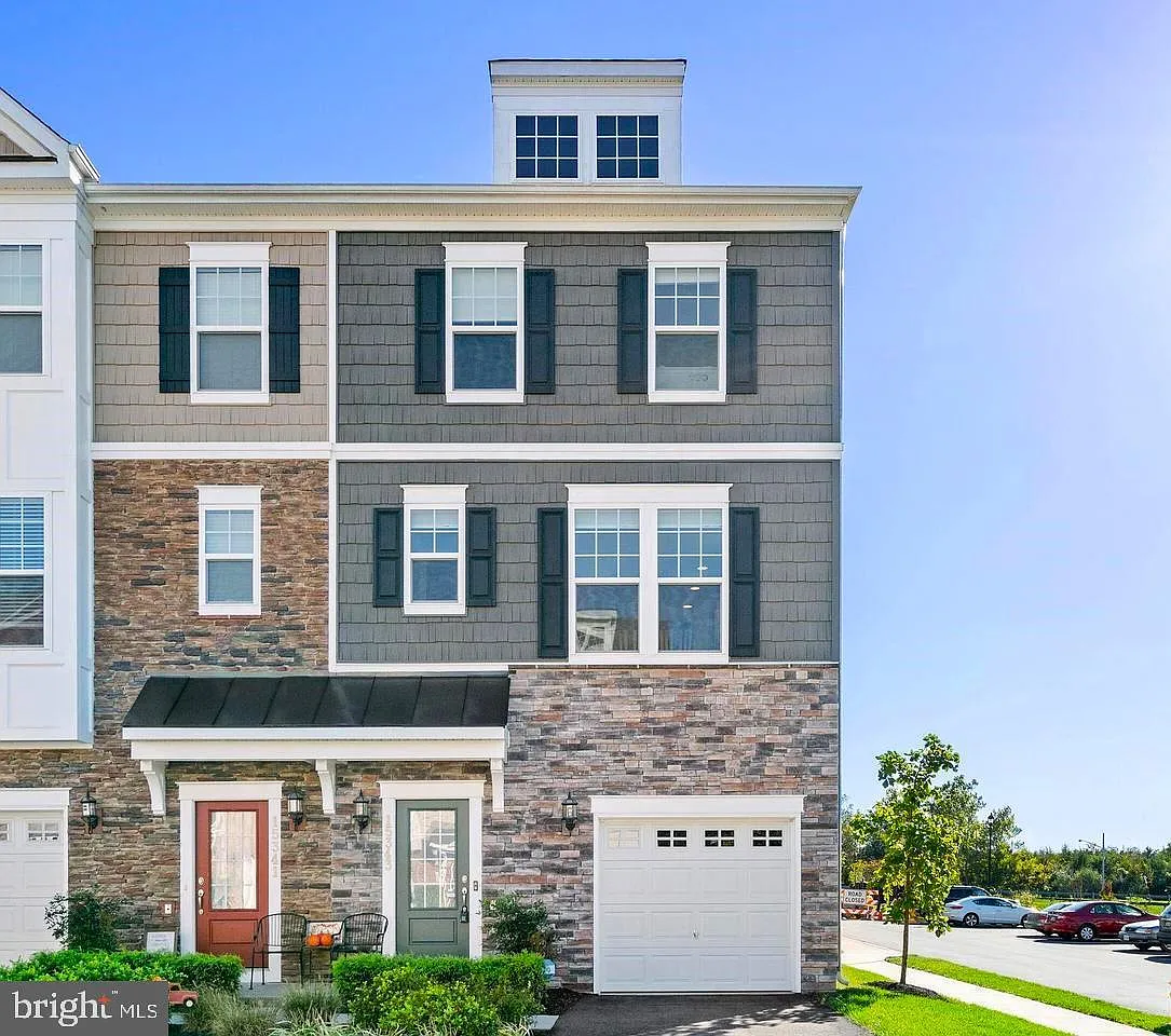 Haymarket Crossing Condominium — Photo 1