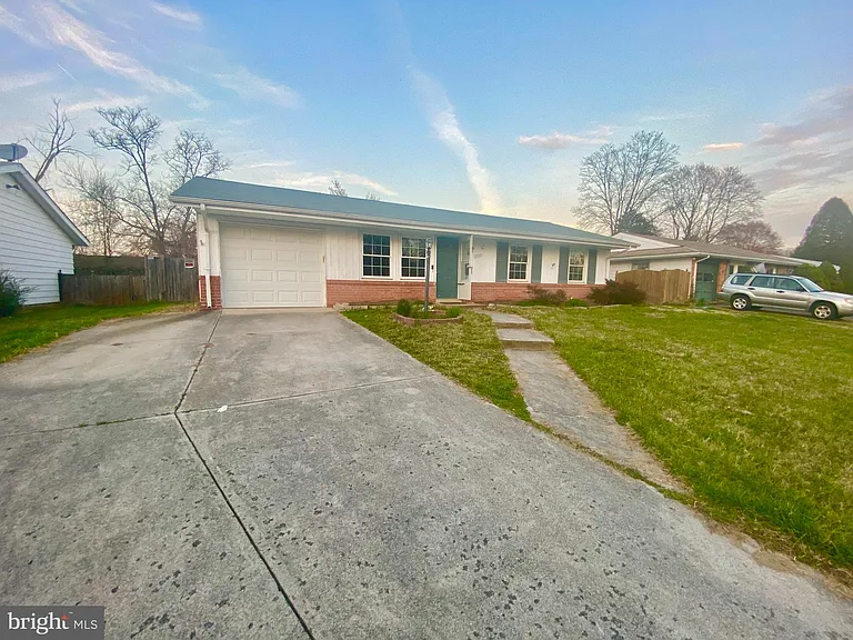 1042 S Ironwood Rd — Photo 2