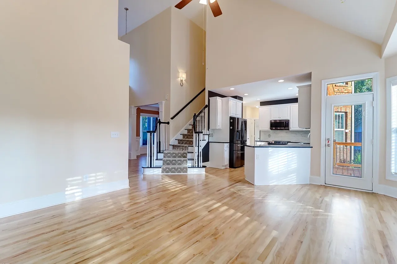 4 bed, 2447 sqft, $4,000 — Photo 2