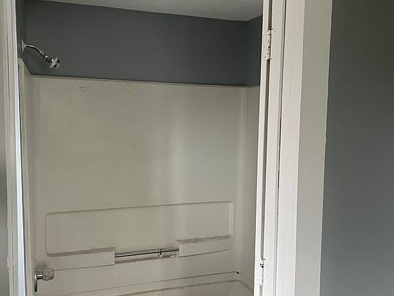 2nd image of 58 E Archwood Ave APT 1