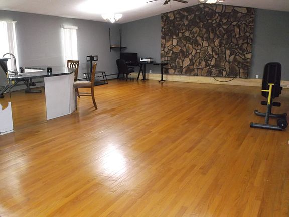 4th image of 704 N Oakwood St