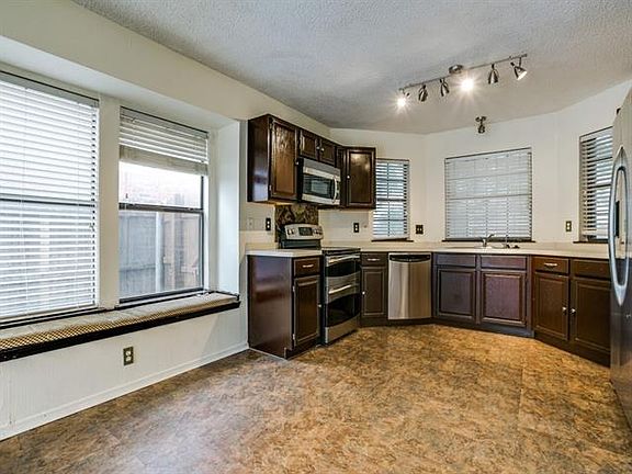5th image of 2880 Claremont Dr