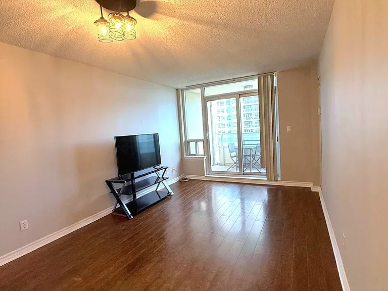 8 Rean Dr #1111 — Photo 4