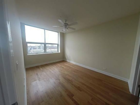 4th image of 2042 W North Ave #406