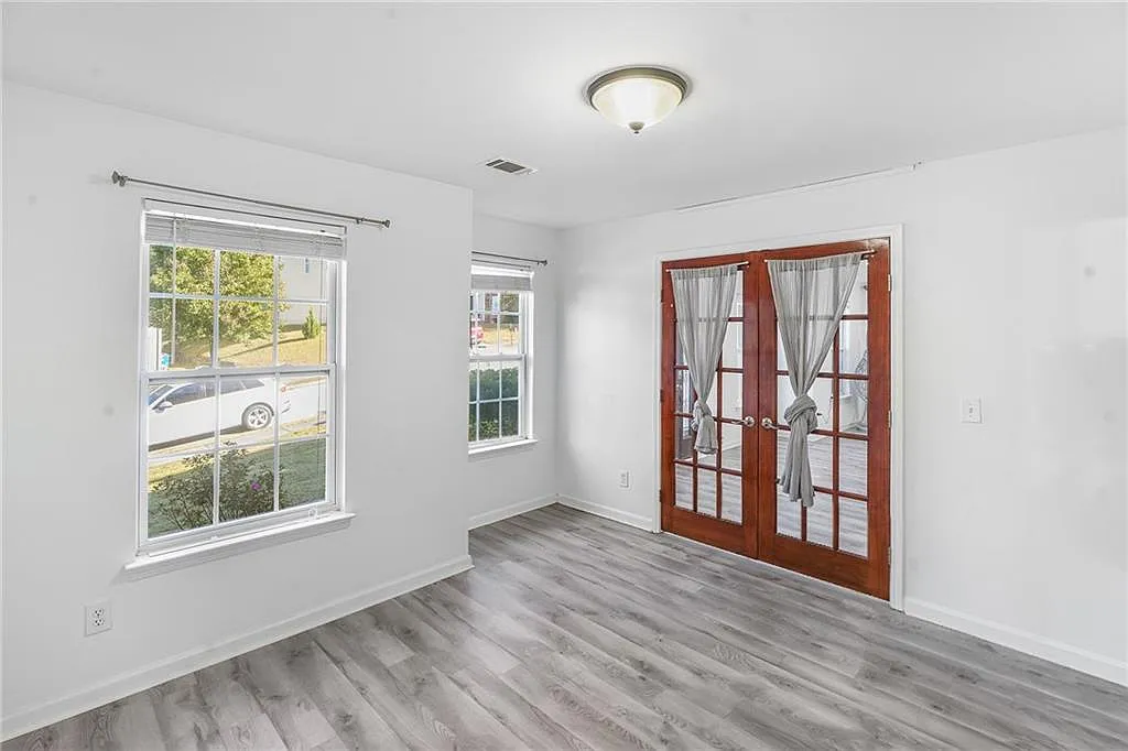 6 bed, 3.0 bath, 3440 sqft, $3,400 — Photo 4