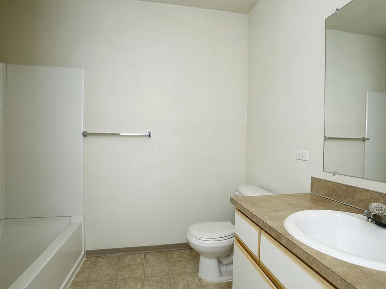 Gateway Village Apartments — Photo 15