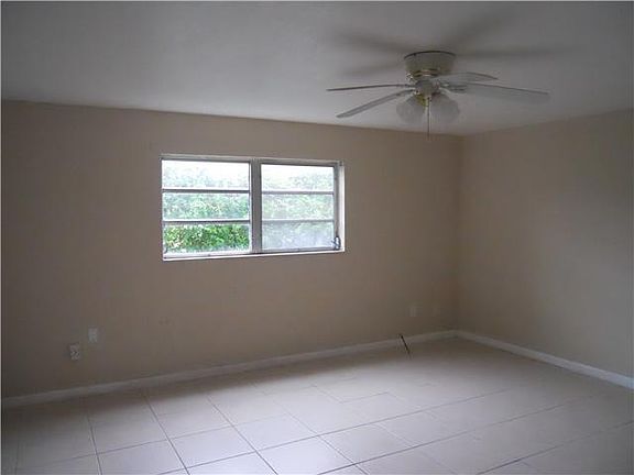 4th image of 770 NE 128th St APT 105
