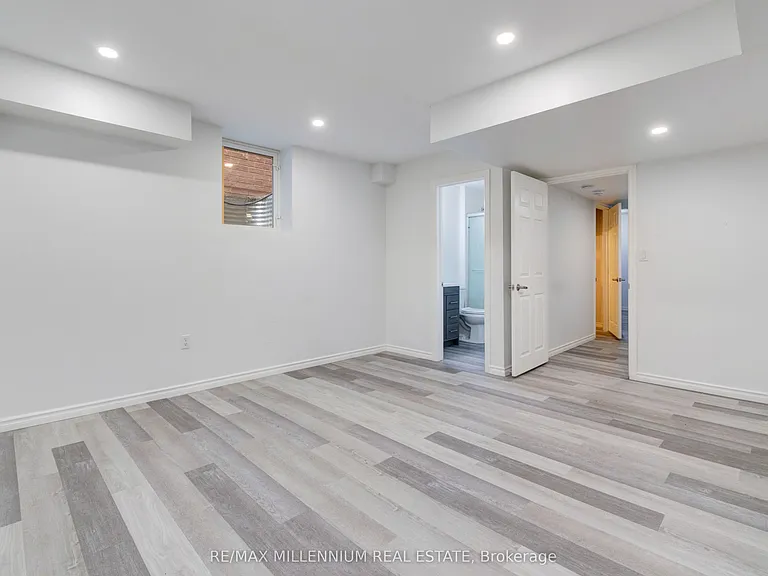 481 Bessborough Dr — Photo 16