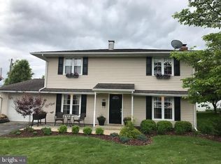 42 Turf Rd, Levittown, PA 19056