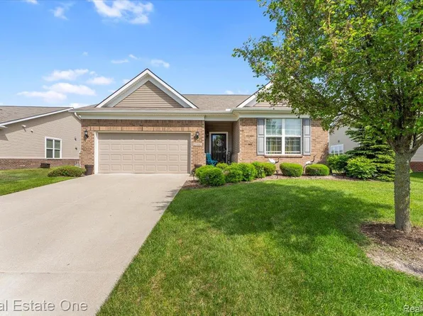 23893 Manistee Ln, Brownstown, MI 48134