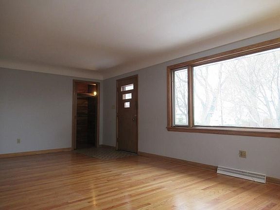 3rd image of 1549 W 31st St